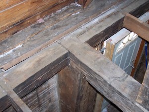 Half dovetail resting on gunstock post