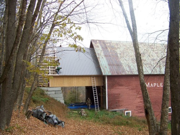 applying roof boards_green mountain timber frames_custom barn homes