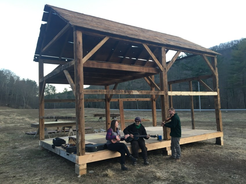barn raising of 1700s corn crib by green mountain timber frames